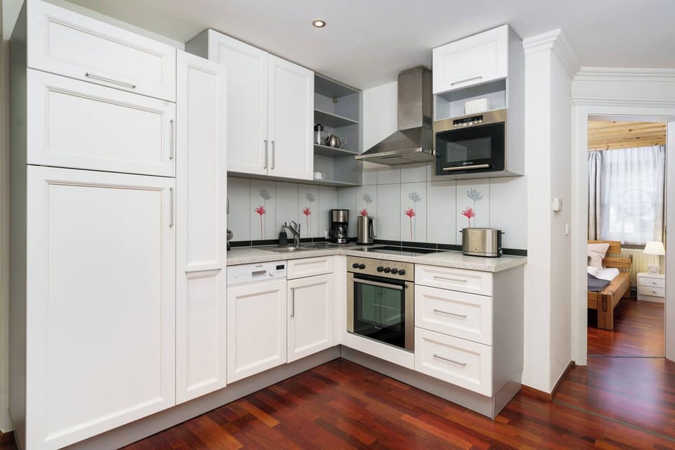 Book a vacation apartment in Kitzbühel with fully equipped kitchen, modern finishes, parking and central location near the ski lift and old town.