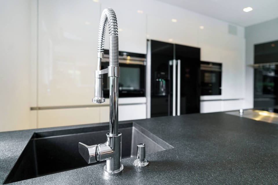 Book a Kitzbühel vacation apartment with quality kitchen, modern finishes, teppanyaki grill and location near Streif, old town and ski lift.