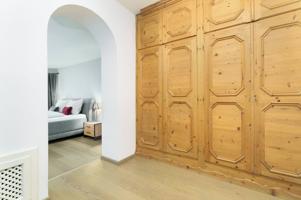 Book a Kitzbühel vacation apartment with bright hallway, built-in wardrobe, quality interiors and location near old town, Streif and Ganslernhang.
