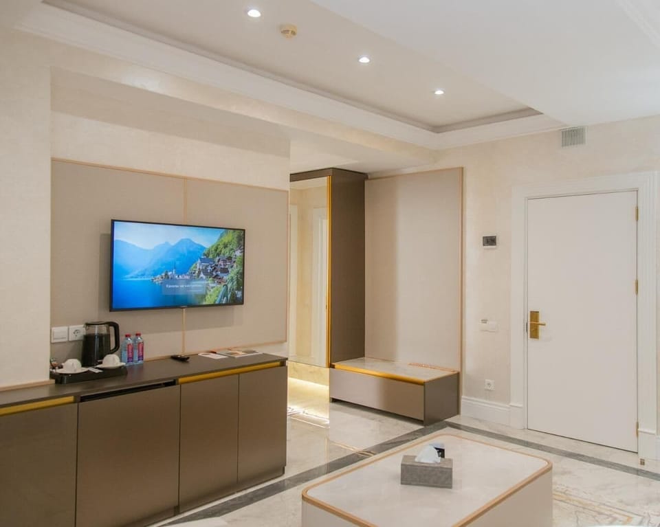 Junior Studio Suite, City View | Iron/ironing board, WiFi (free), bed sheets