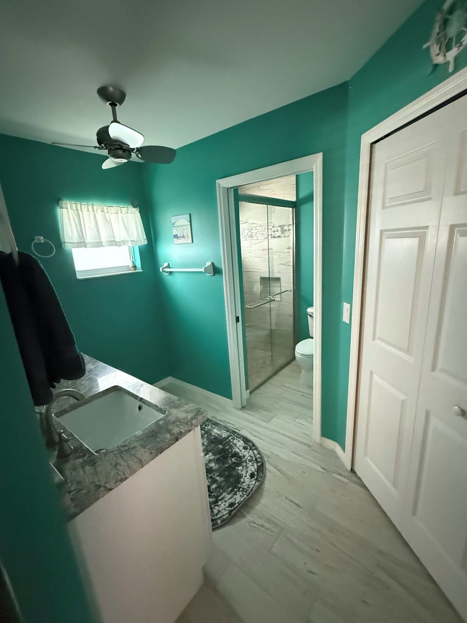 Primary bedroom en suite