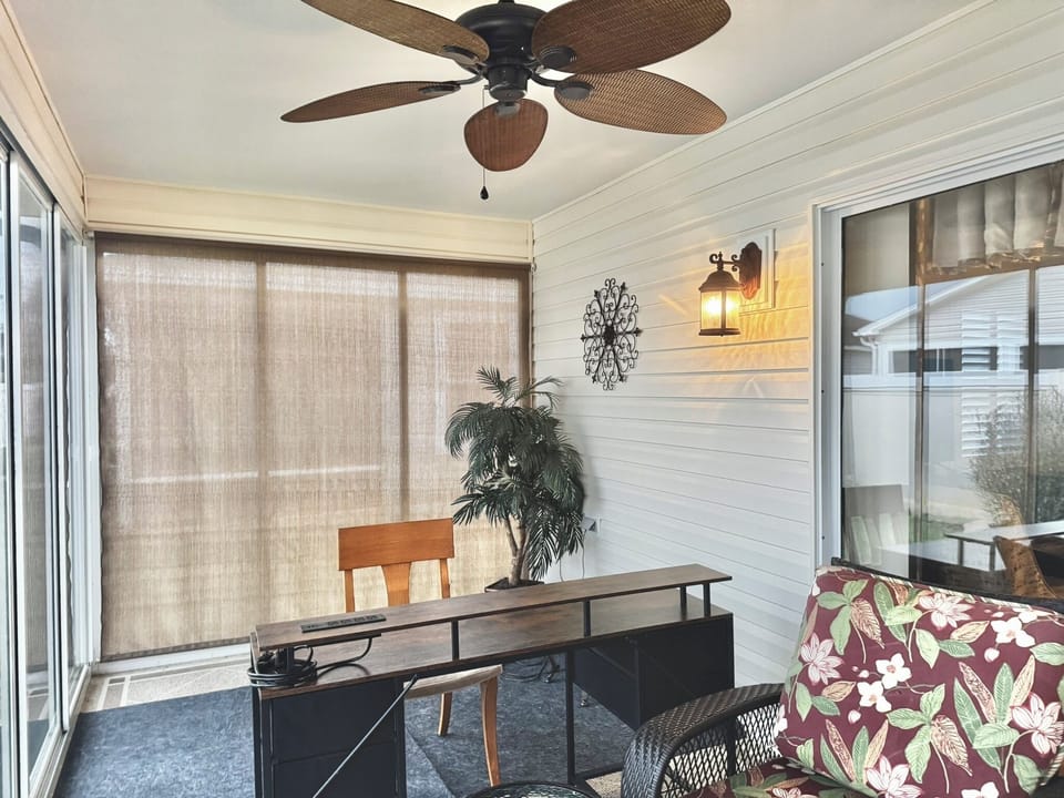 Climate-Controlled Enclosed Lanai w/  Dedicated Workspace