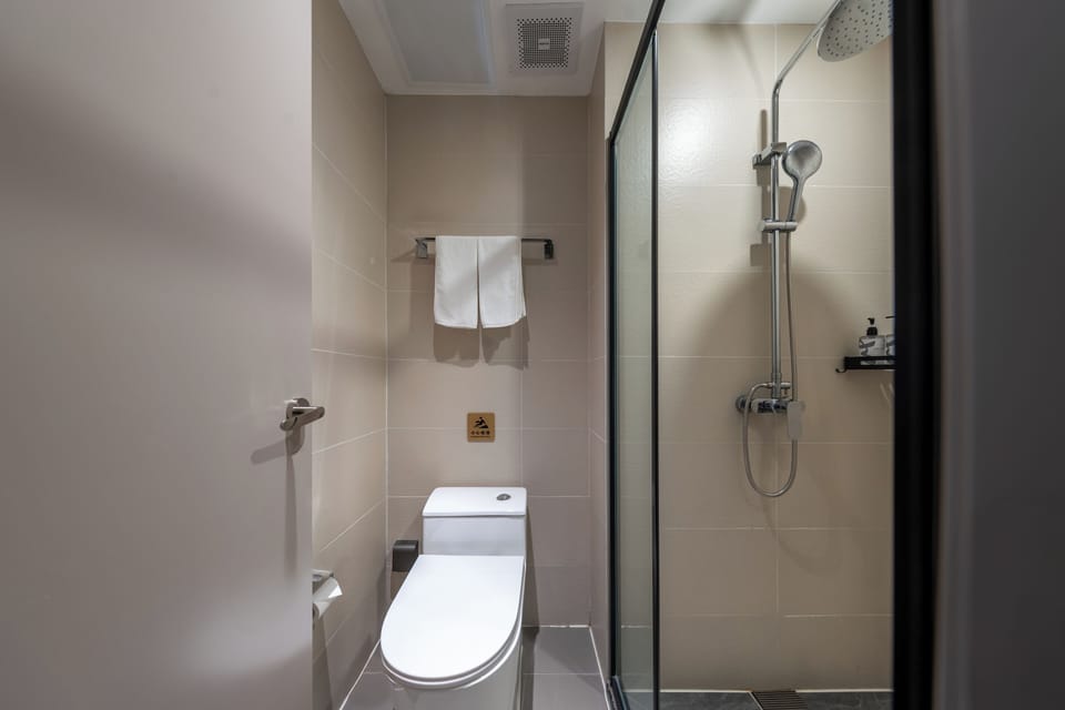 Classic Twin Room | Bathroom | Shower, rainfall showerhead, free toiletries, hair dryer
