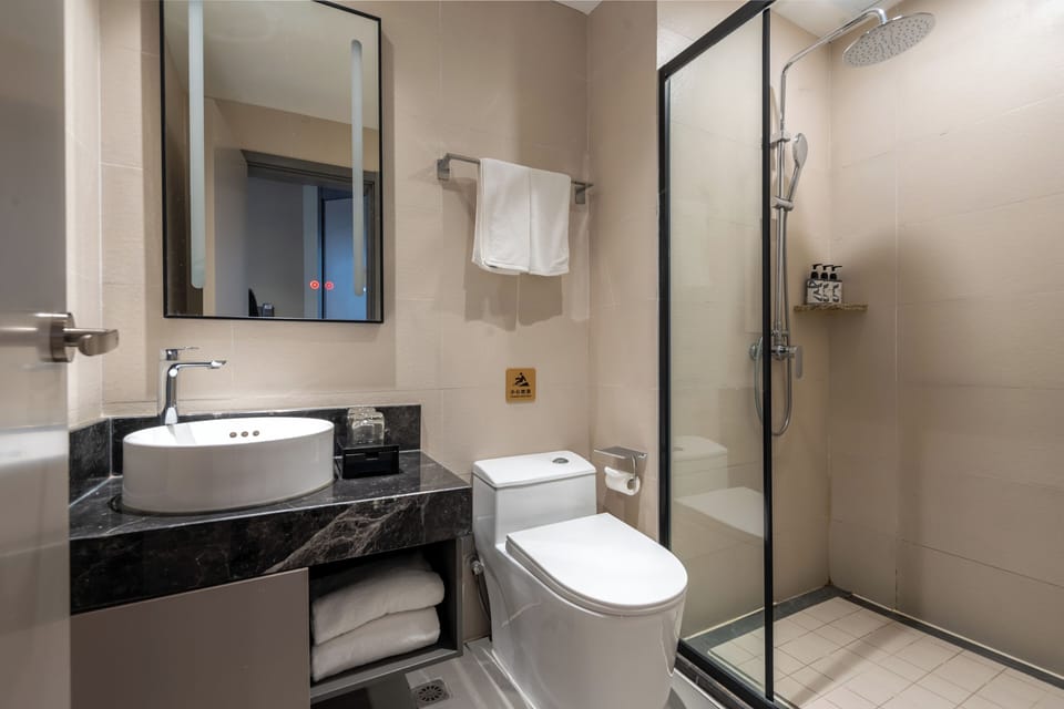 Classic Room | Bathroom | Shower, rainfall showerhead, free toiletries, hair dryer