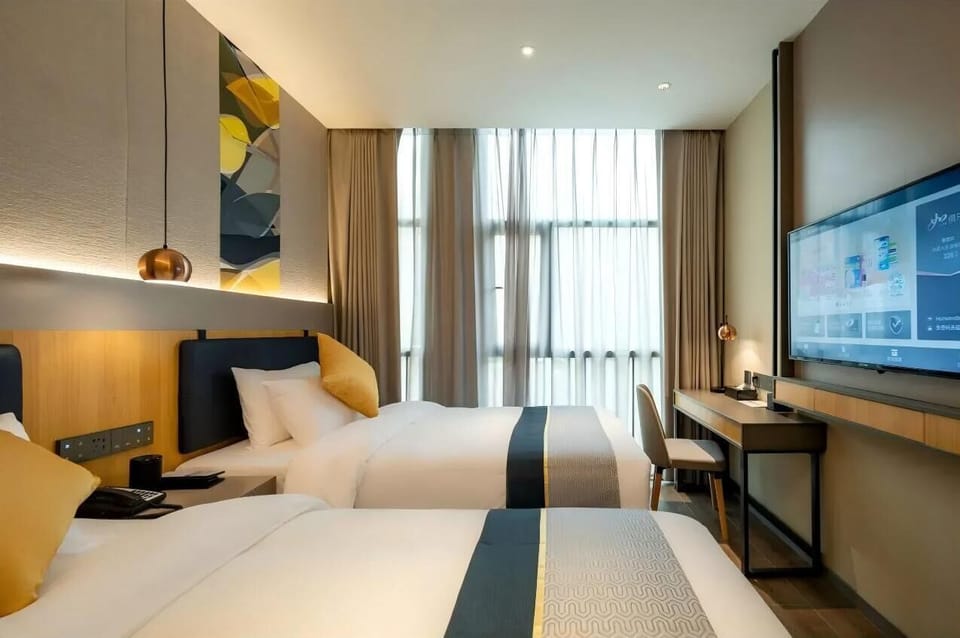 Classic Twin Room | Desk, laptop workspace, WiFi (free), bed sheets