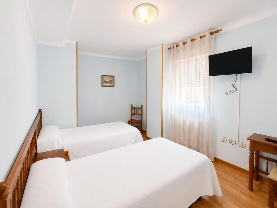 Classic Twin Room | Desk, WiFi (free)