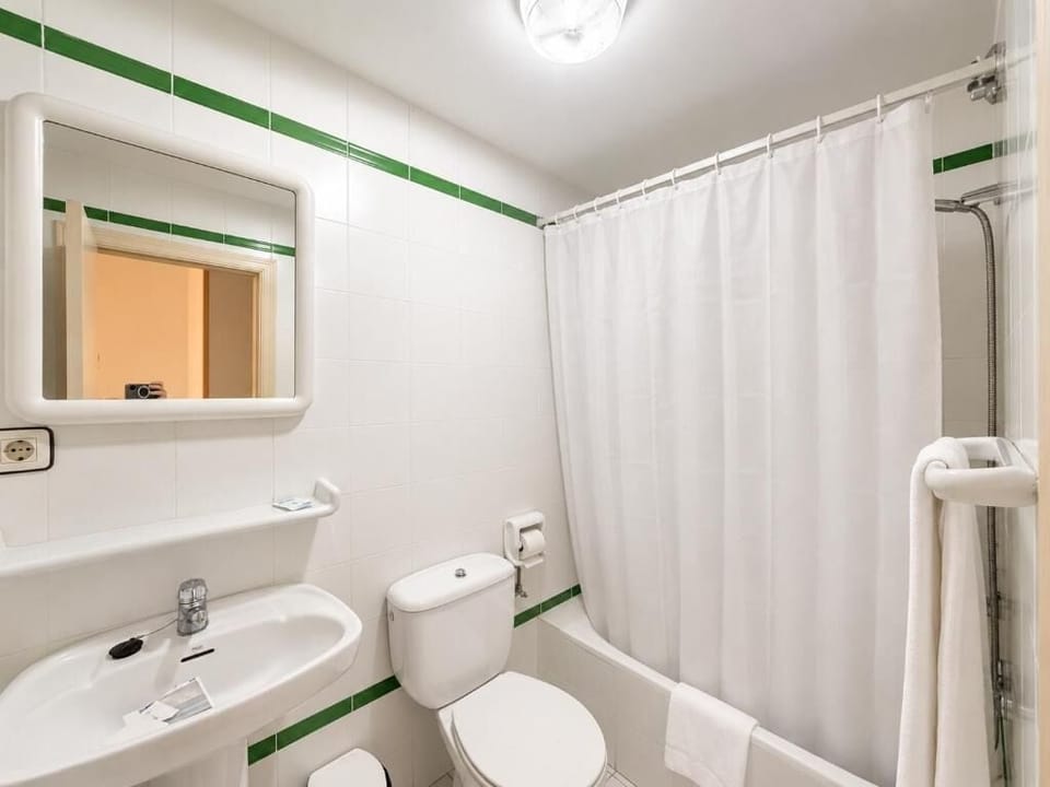 Bathtub, towels, soap, shampoo