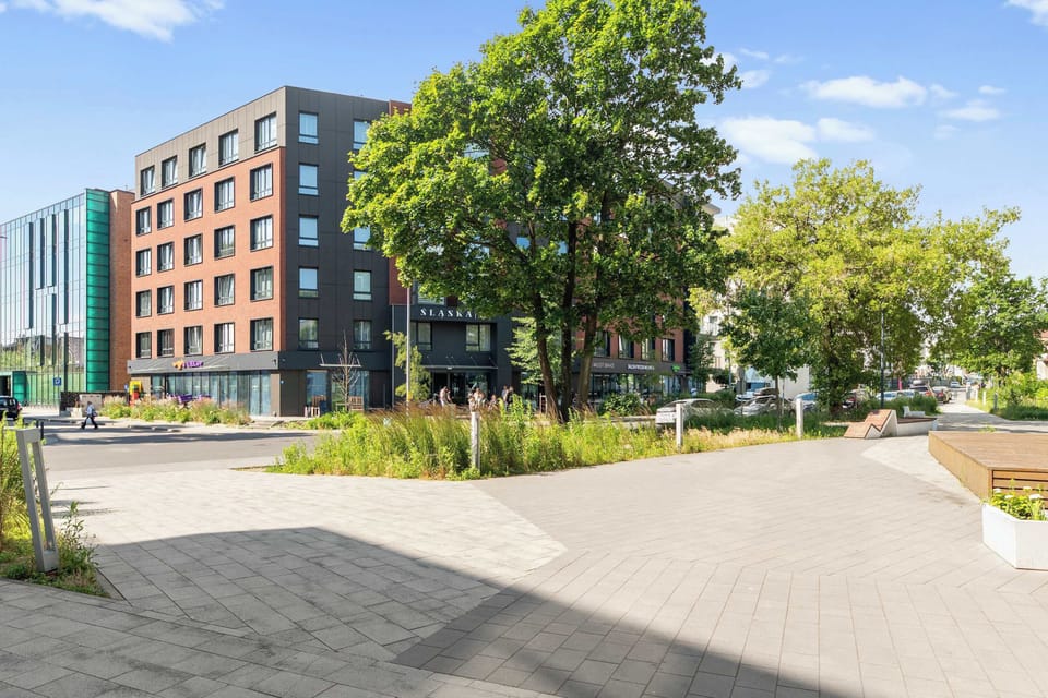 Apartamenty zlokalizowane są przy ul. Śląskiej 12. Położone są w nowoczesnej części Gdańska, na Przymorzu, blisko największego zagłębia biznesowego miasta, w sąsiedztwie kompleksów Olivia Centre, Alchemia i Arkońska Business Park.