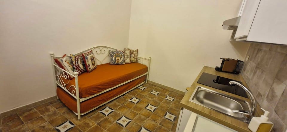 Room | Private kitchen | Mini-fridge, oven, stovetop, cookware/dishes/utensils