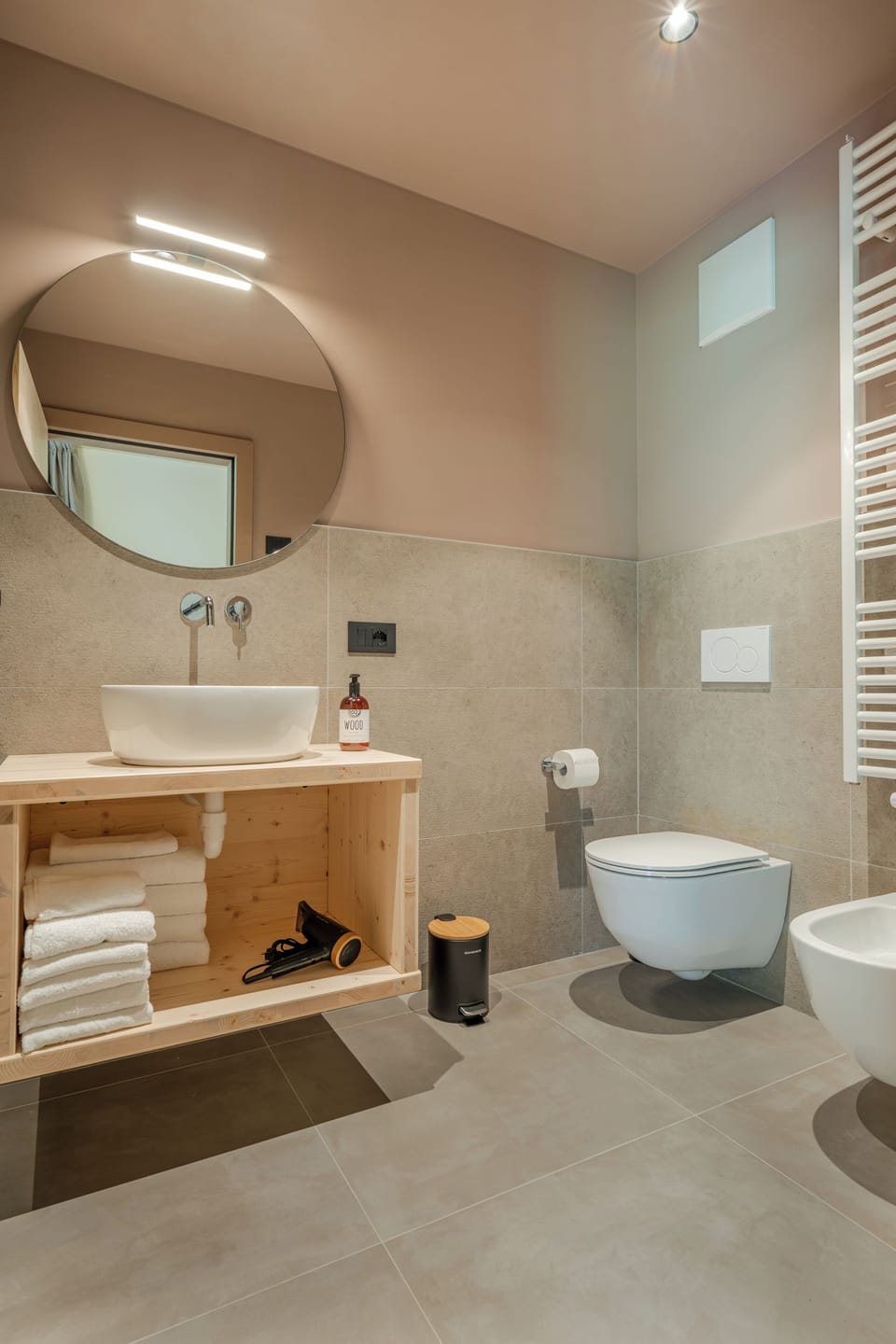 Shower, free toiletries, hair dryer, bidet