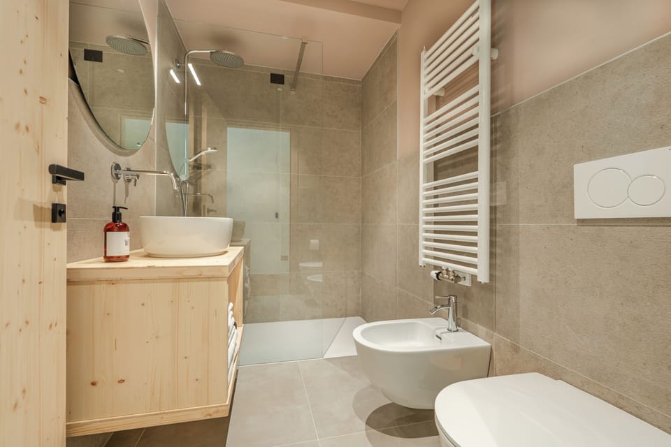 Classic Double or Twin Room, Garden View | Bathroom | Shower, free toiletries, hair dryer, bidet