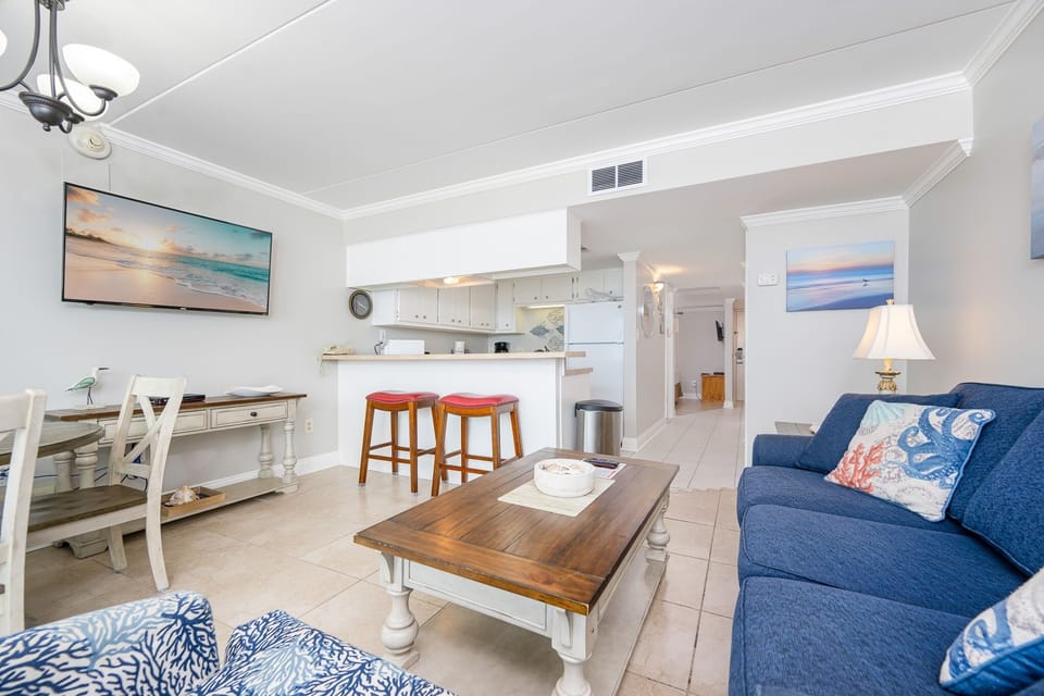 Condo, 1 Bedroom | Living area