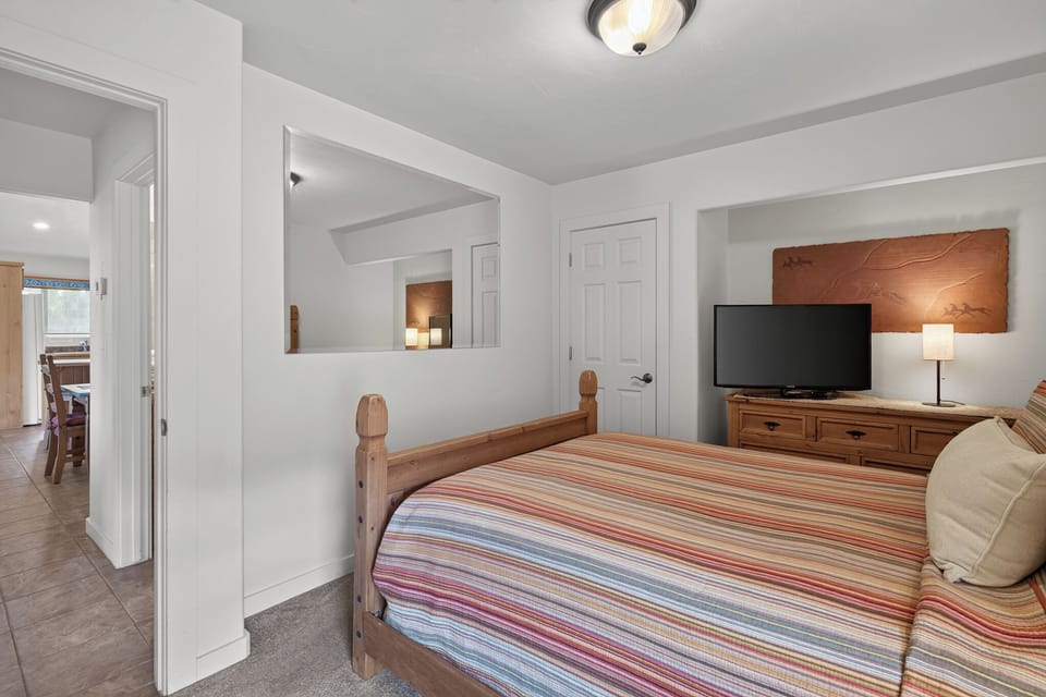 Guest Queen bedroom.