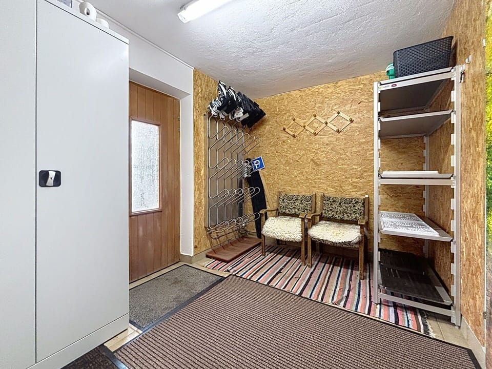 Flooring, Wall, Floor, Wood, Interior Design, Furniture, Ceiling, Room, Lighting, Apartment