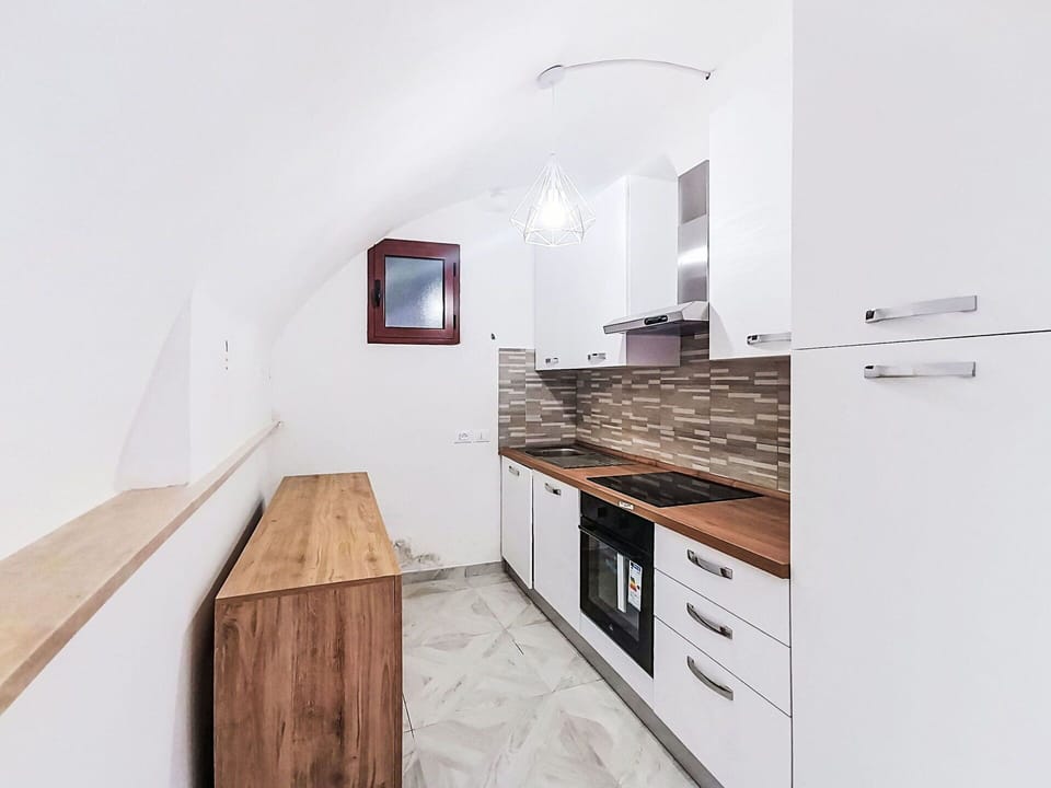 Flooring, Wood, Interior Design, Floor, Countertop, Ceiling, Kitchen, Cabinetry, Home, Room