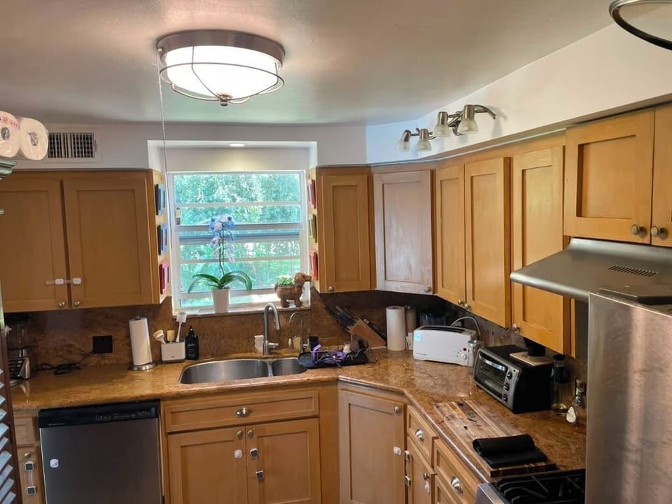 kitchen with dishwasher, oven, etc fully equipped 