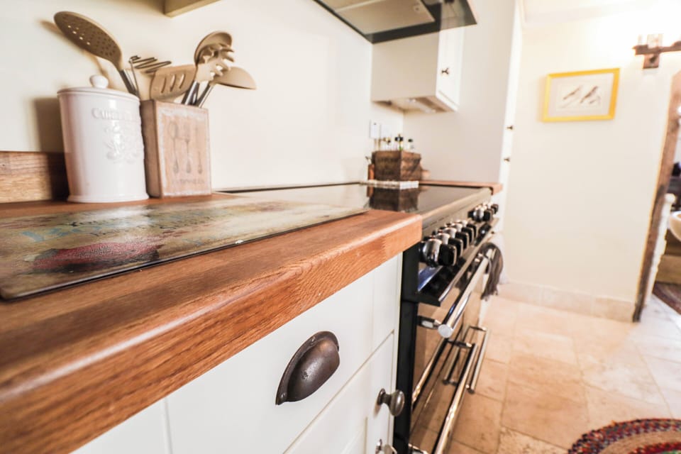 House, 2 Bedrooms | Private kitchen