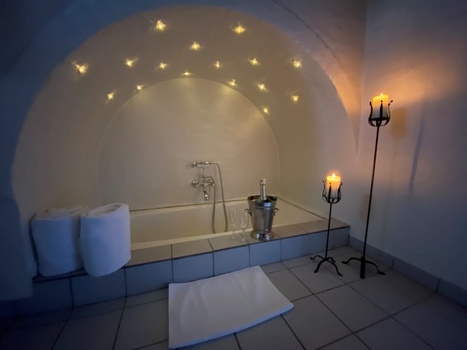 Junior Suite, Bathtub | Bathroom | Shower, eco-friendly toiletries, hair dryer, towels