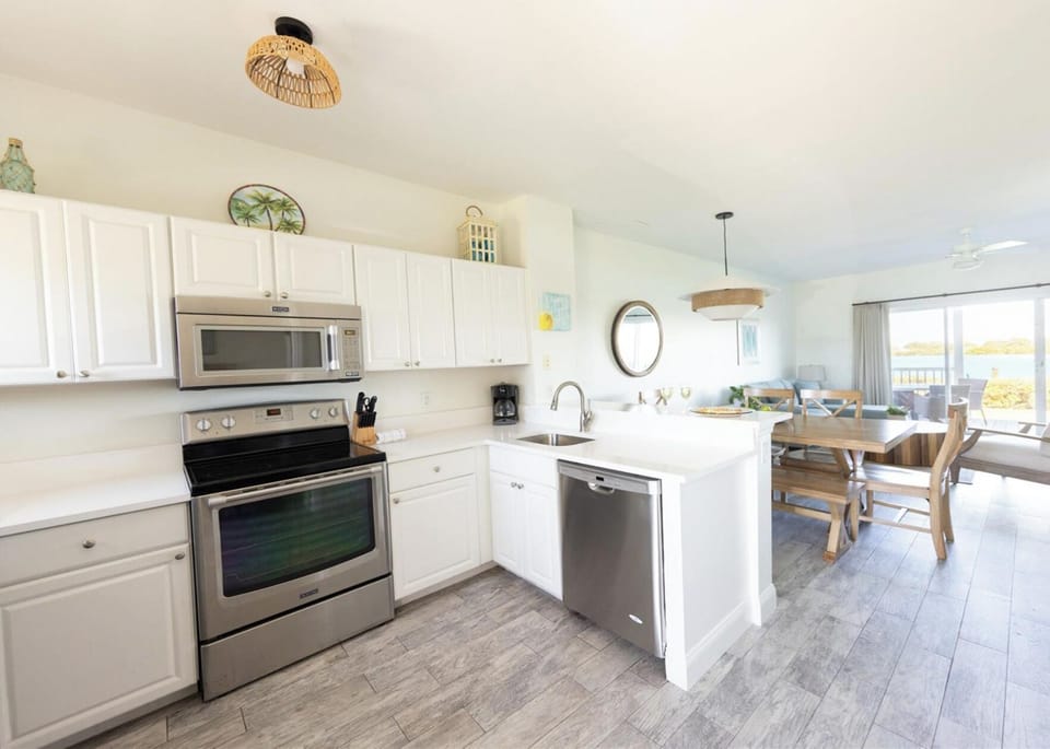 Cook with ease in the bright, fully equipped kitchen.
