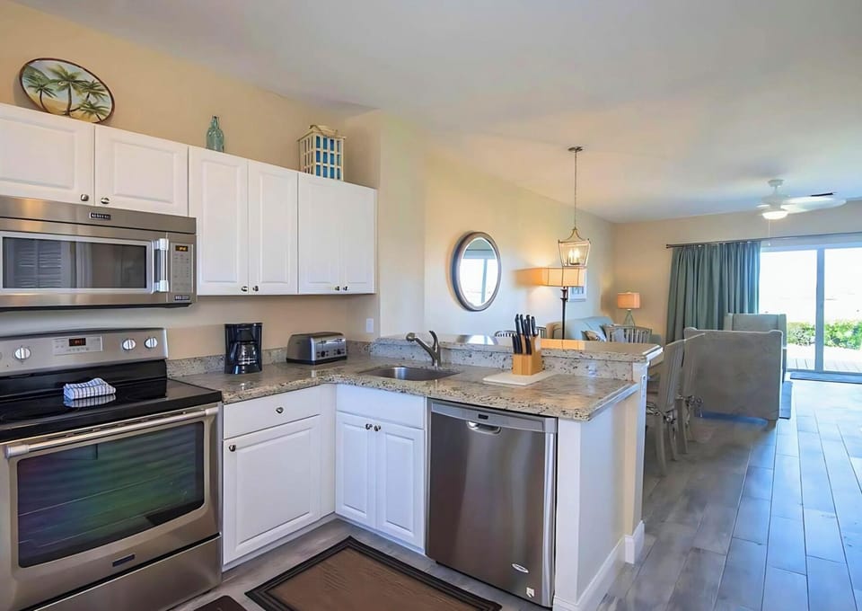 Start vacation mornings with easy breakfasts at the spacious counter.