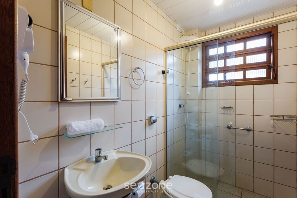 Basic Apartment | Bathroom | Shower
