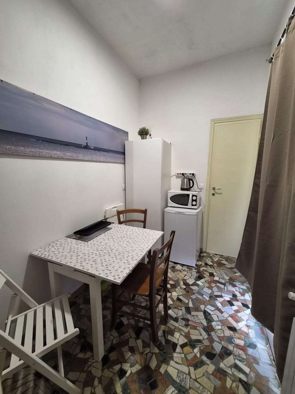 Classic Apartment, Air conditioning, Courtyard View | Private kitchenette | Fridge, cleaning supplies
