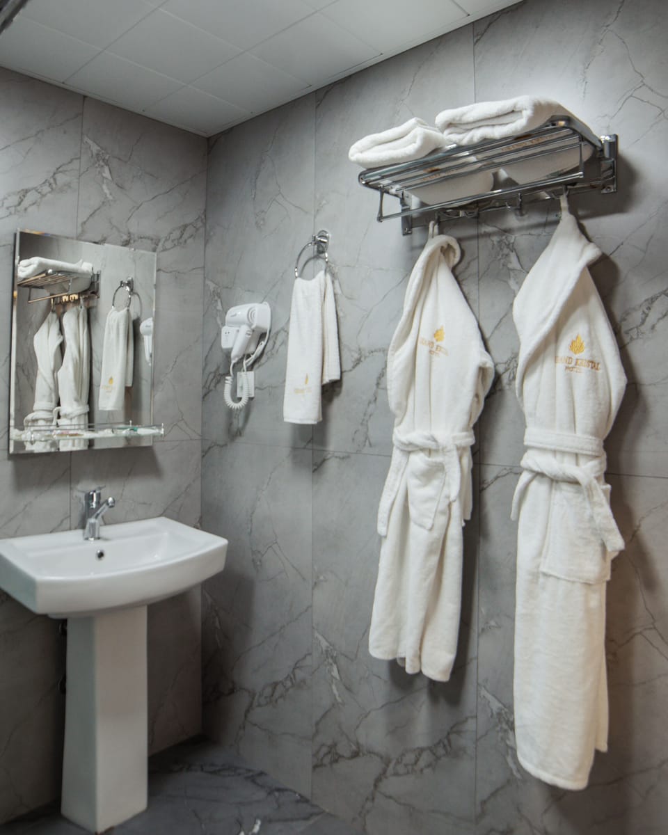 Comfort Double Room, City View | Bathroom | Shower, free toiletries, hair dryer, slippers