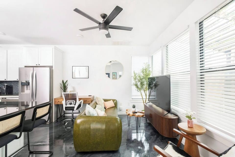 Living Room Area in Unit B 

- Large Smart TV
- WiFi
- Dedicated Workspace 
- Ceiling Fan
- Access to Backyard & Pool Area From Bedroom 