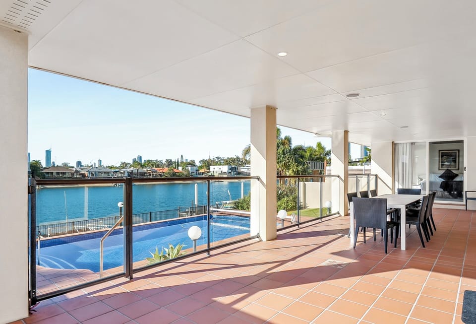 Take in a broad canal panorama from the covered patio, where shimmering water and the distant skyline create an ever-changing backdrop from morning to dusk.