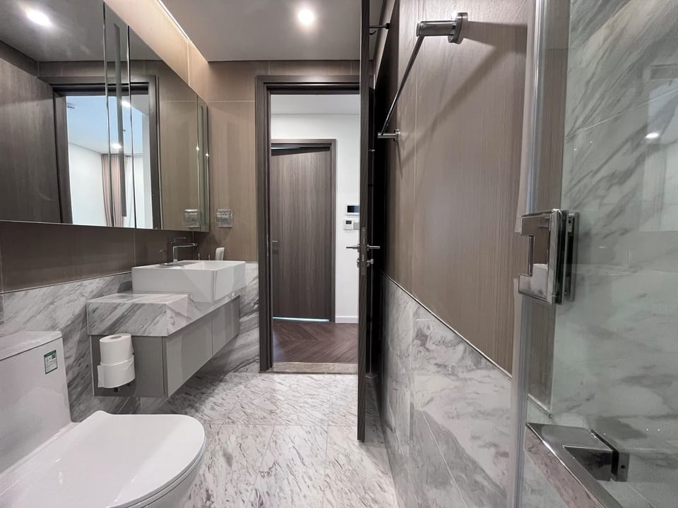 Basic Room, City View | Bathroom | Combined shower/tub, free toiletries, hair dryer, slippers