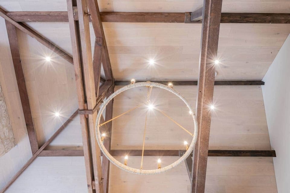 Vaulted Feature Shot - Lounge