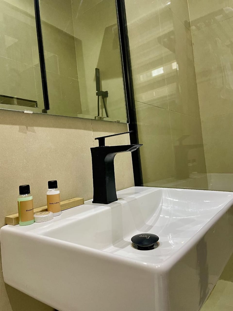 Classic Room | Bathroom | Shower, free toiletries, towels, soap
