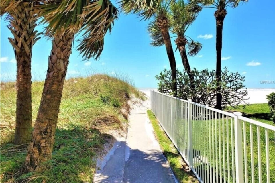 Private Walkway to the Beach