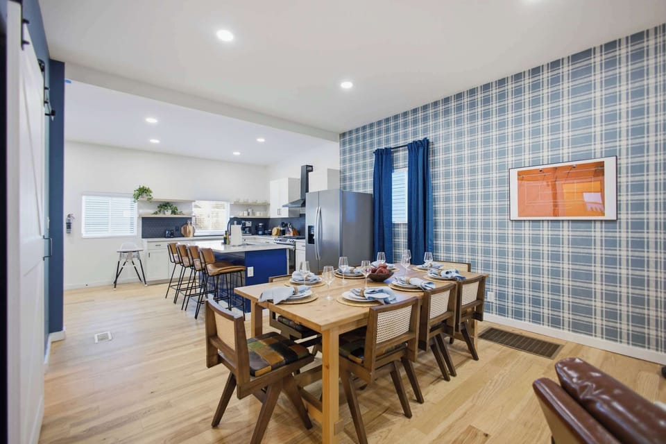 Plenty of seating at the dining table makes big group meals easy and comfortable.