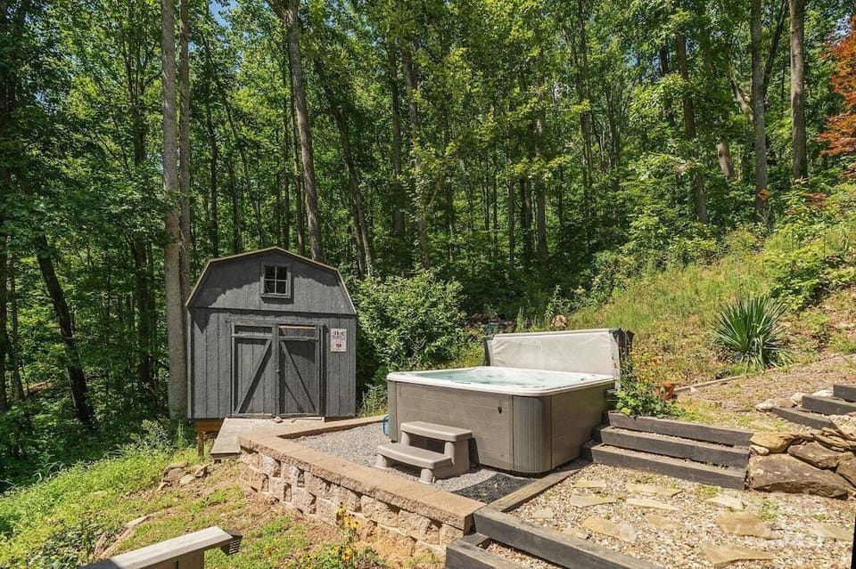 Outdoor spa tub