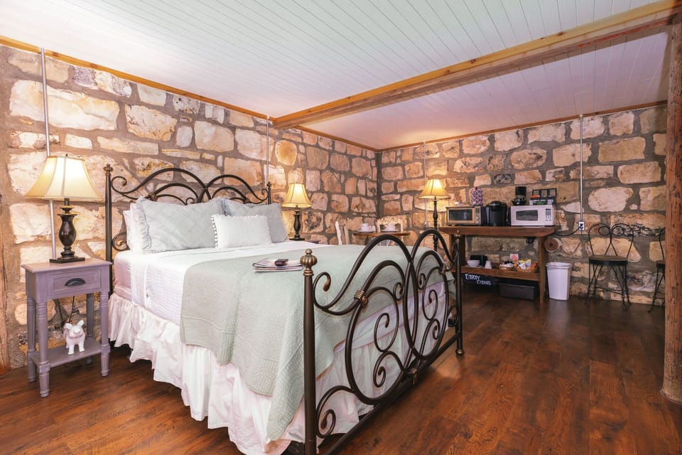 Hill-Country-bedroom
