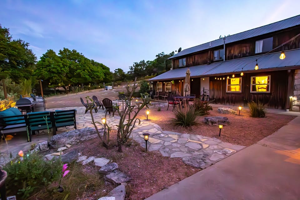 Fredericksburg-Cabins-Patio-Dusk