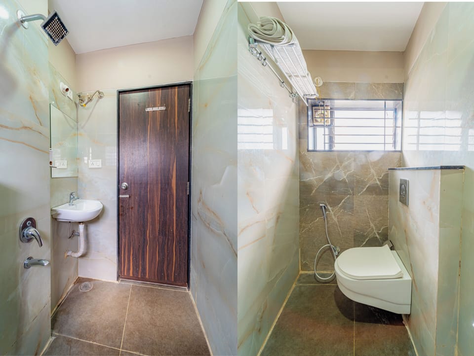 Deluxe Studio | Bathroom | Shower, free toiletries, slippers, towels