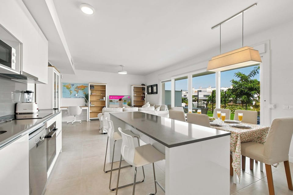 Open concept kitchen, dinning room.