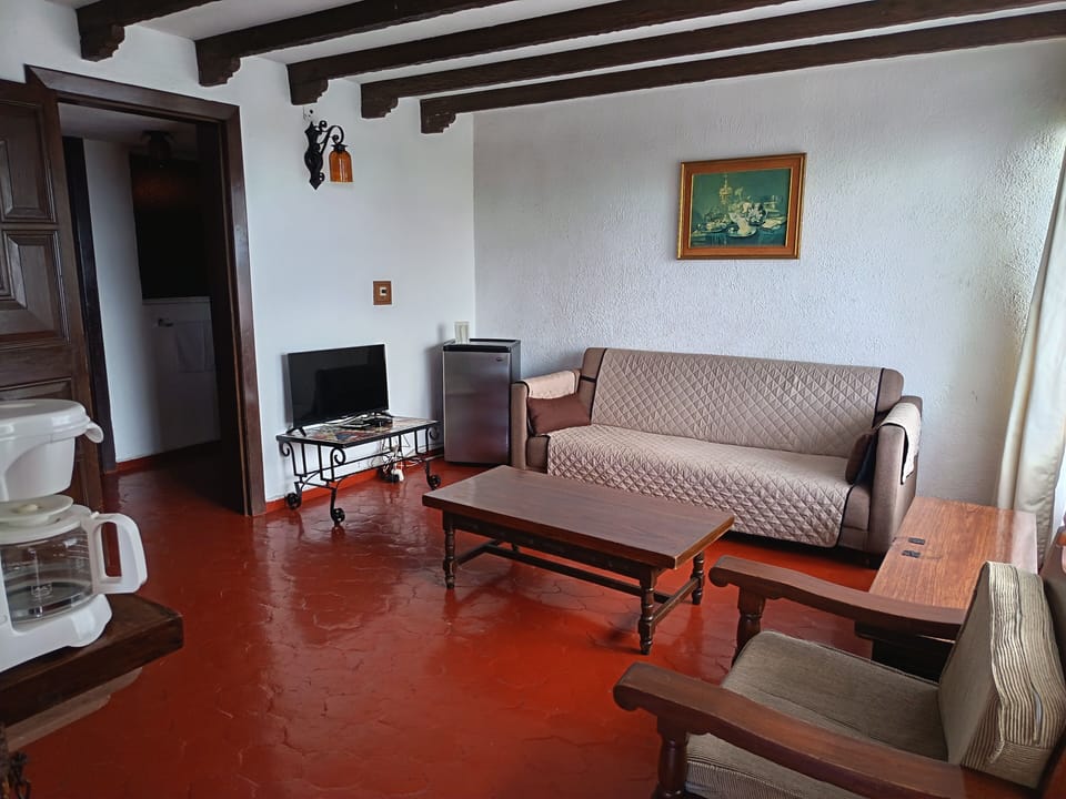 Deluxe Suite, Balcony, City View | Living area