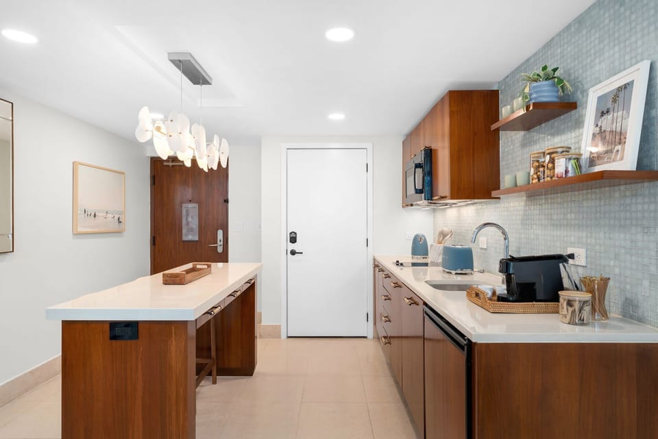 Style meets function. This modern kitchen welcomes you with warm decoration and its fully equipped