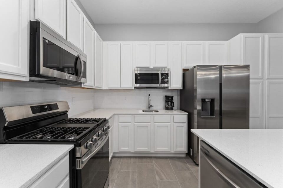 Full kitchen image 2