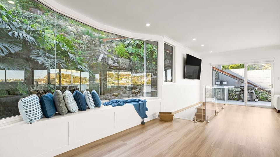 Open-plan living with leafy outlooks