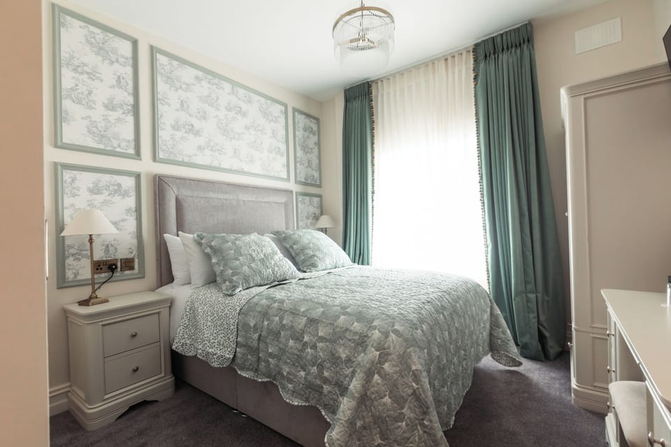Deluxe Double Room, Ensuite | Iron/ironing board, WiFi (free), bed sheets