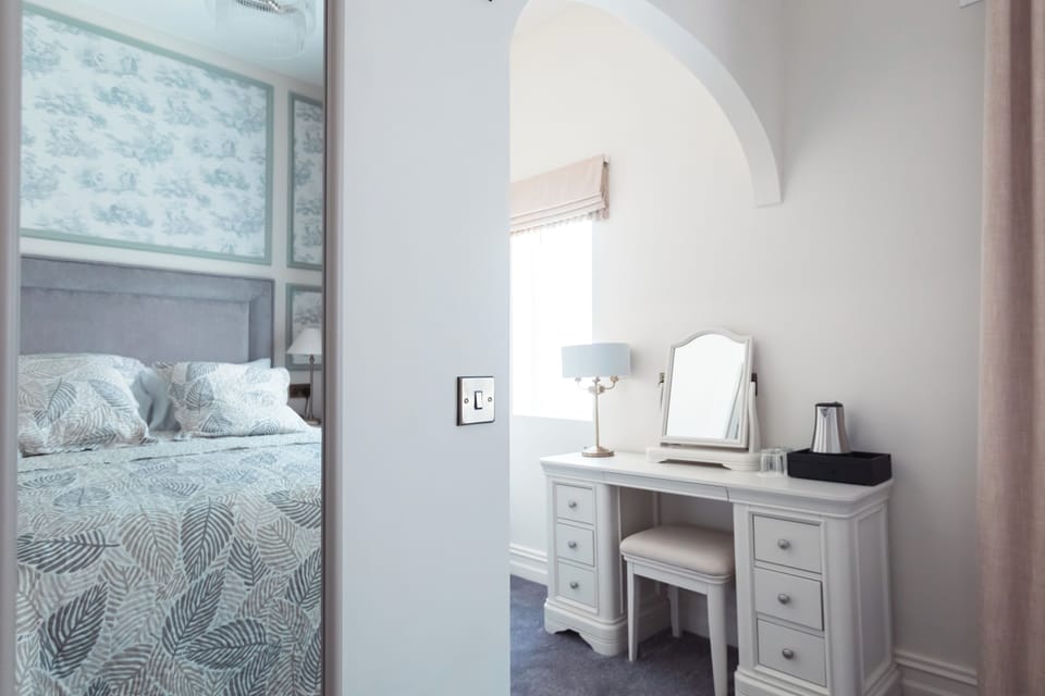 Deluxe Double Room, Ensuite | Iron/ironing board, WiFi (free), bed sheets