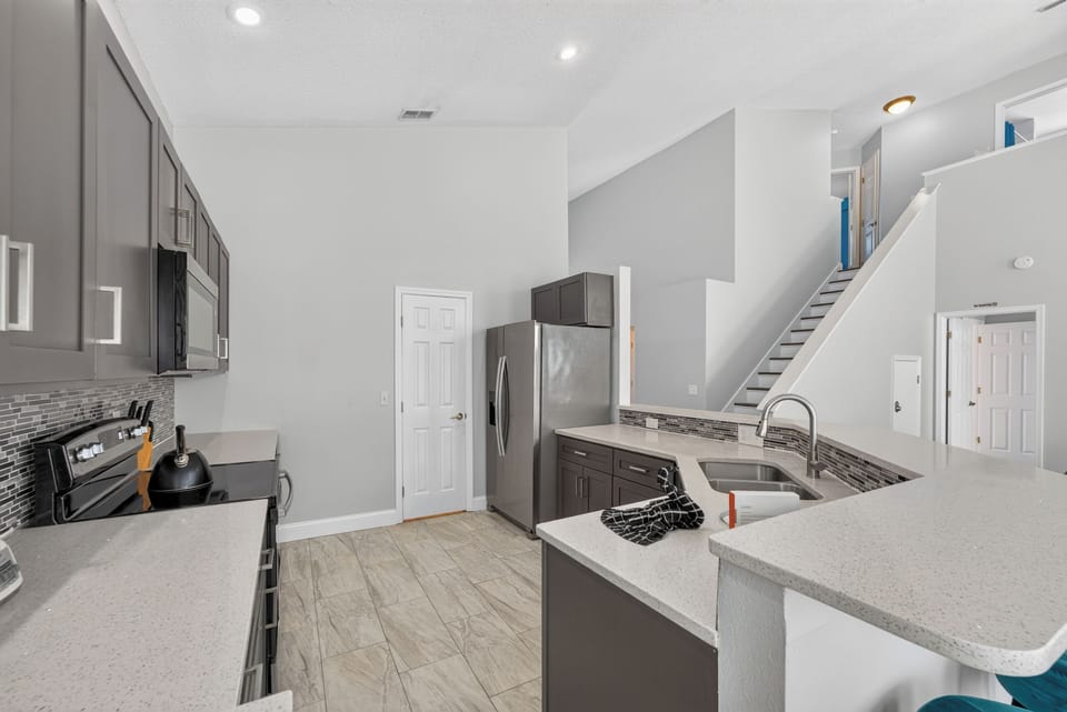 House, Multiple Beds, Pool View (LDE101-705-5-P - Golden light retreat) | Private kitchen