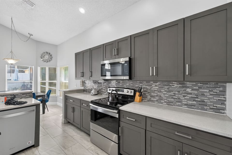 House, Multiple Beds, Pool View (LDE101-705-5-P - Golden light retreat) | Private kitchen