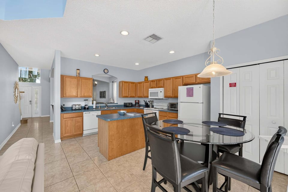 House, Multiple Beds, Pool View (Emerald Magic Retreat) | Private kitchen