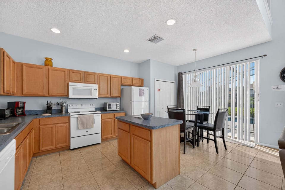 House, Multiple Beds, Pool View (Emerald Magic Retreat) | Private kitchen