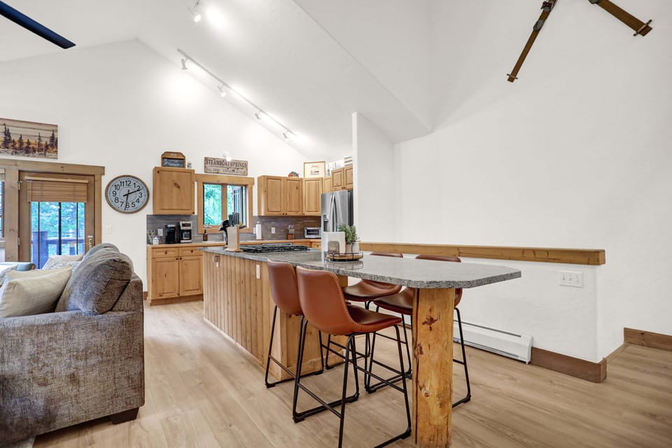 Kitchen and Island with seating for 4